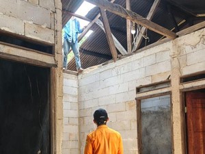 Pohon Tumbang dan Longsor Timpa Sejumlah Rumah di Bogor, 2 Orang Luka