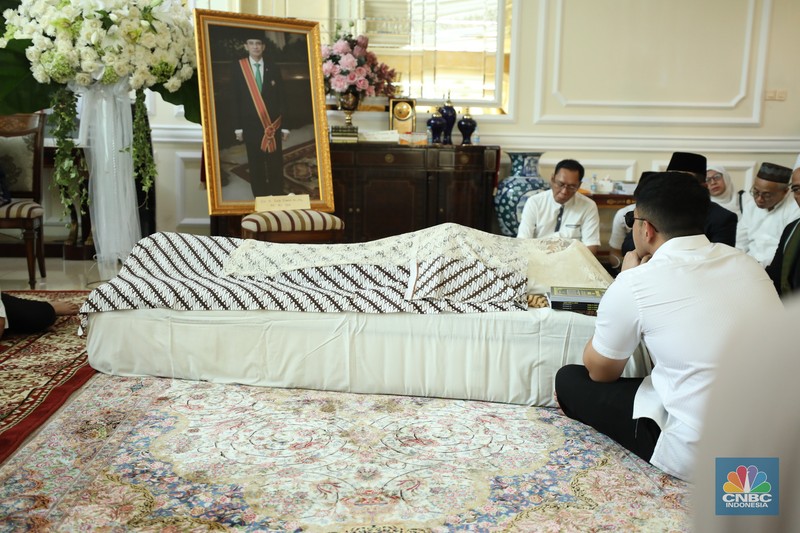 Petugas menata karangan bunga di kediaman almarhum Suryadharma Ali di Jl. Cipinang Cempedak I No.30, Cipinang Cempedak, Kecamatan Jatinegara, Kota Jakarta Timur, Kamis (31/7/2025). Petugas menata karangan bunga di kediaman almarhum Suryadharma Ali di Jl. Cipinang Cempedak I No.30, Cipinang Cempedak, Kecamatan Jatinegara, Kota Jakarta Timur, Kamis (31/7/2025). (CNBC Indonesia/Tri Susilo)