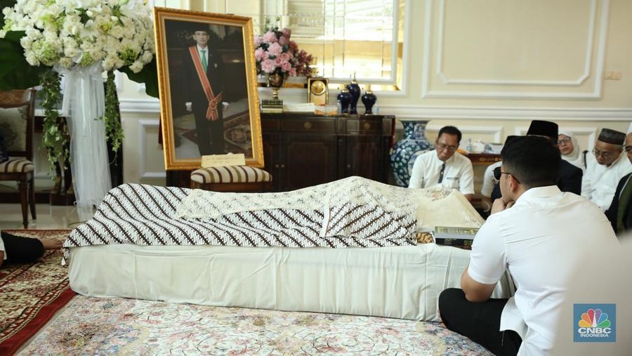 Petugas menata karangan bunga di kediaman almarhum Suryadharma Ali di Jl. Cipinang Cempedak I No.30, Cipinang Cempedak, Kecamatan Jatinegara, Kota Jakarta Timur, Kamis (31/7/2025). (CNBC Indonesia/Tri Susilo)