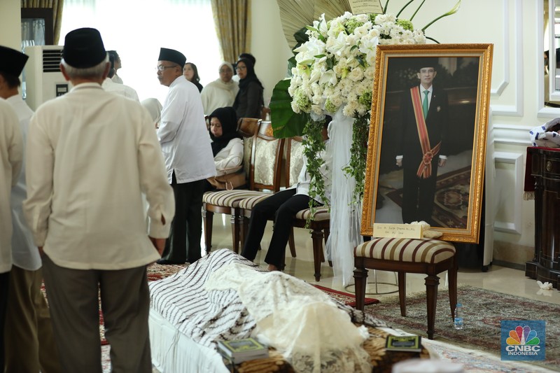 Petugas menata karangan bunga di kediaman almarhum Suryadharma Ali di Jl. Cipinang Cempedak I No.30, Cipinang Cempedak, Kecamatan Jatinegara, Kota Jakarta Timur, Kamis (31/7/2025). Petugas menata karangan bunga di kediaman almarhum Suryadharma Ali di Jl. Cipinang Cempedak I No.30, Cipinang Cempedak, Kecamatan Jatinegara, Kota Jakarta Timur, Kamis (31/7/2025). (CNBC Indonesia/Tri Susilo)