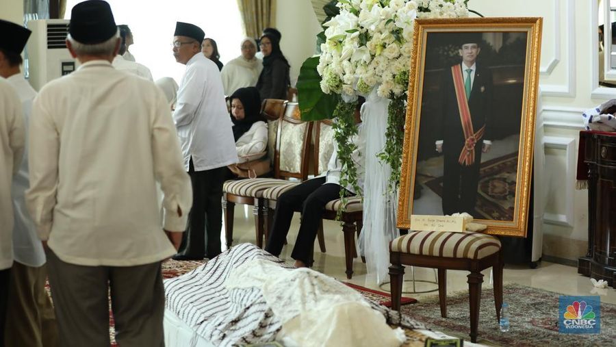 Petugas menata karangan bunga di kediaman almarhum Suryadharma Ali di Jl. Cipinang Cempedak I No.30, Cipinang Cempedak, Kecamatan Jatinegara, Kota Jakarta Timur, Kamis (31/7/2025). Petugas menata karangan bunga di kediaman almarhum Suryadharma Ali di Jl. Cipinang Cempedak I No.30, Cipinang Cempedak, Kecamatan Jatinegara, Kota Jakarta Timur, Kamis (31/7/2025). (CNBC Indonesia/Tri Susilo)
