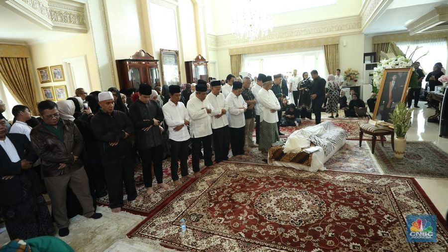 Petugas menata karangan bunga di kediaman almarhum Suryadharma Ali di Jl. Cipinang Cempedak I No.30, Cipinang Cempedak, Kecamatan Jatinegara, Kota Jakarta Timur, Kamis (31/7/2025). (CNBC Indonesia/Tri Susilo)
