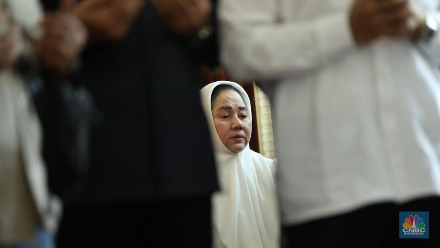 Petugas menata karangan bunga di kediaman almarhum Suryadharma Ali di Jl. Cipinang Cempedak I No.30, Cipinang Cempedak, Kecamatan Jatinegara, Kota Jakarta Timur, Kamis (31/7/2025). (CNBC Indonesia/Tri Susilo)