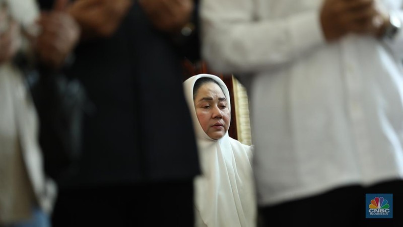 Petugas menata karangan bunga di kediaman almarhum Suryadharma Ali di Jl. Cipinang Cempedak I No.30, Cipinang Cempedak, Kecamatan Jatinegara, Kota Jakarta Timur, Kamis (31/7/2025). (CNBC Indonesia/Tri Susilo)