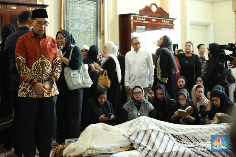 Petugas menata karangan bunga di kediaman almarhum Suryadharma Ali di Jl. Cipinang Cempedak I No.30, Cipinang Cempedak, Kecamatan Jatinegara, Kota Jakarta Timur, Kamis (31/7/2025). Petugas menata karangan bunga di kediaman almarhum Suryadharma Ali di Jl. Cipinang Cempedak I No.30, Cipinang Cempedak, Kecamatan Jatinegara, Kota Jakarta Timur, Kamis (31/7/2025). (CNBC Indonesia/Tri Susilo)