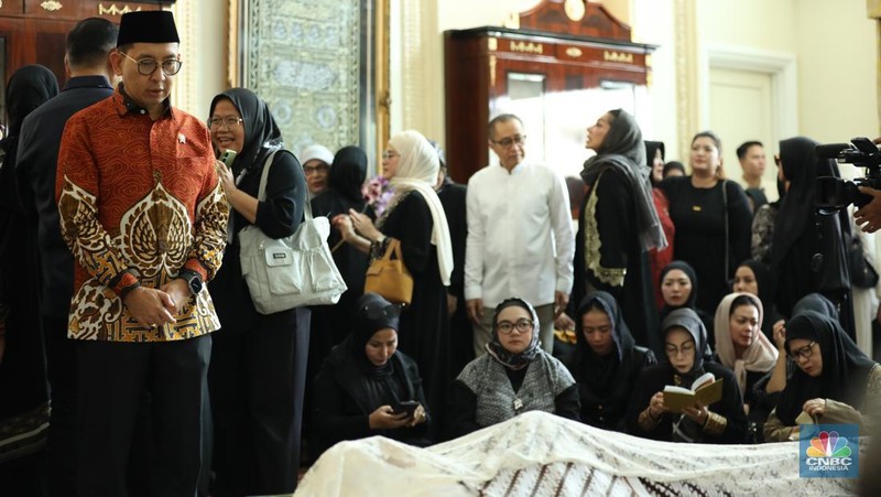 Petugas menata karangan bunga di kediaman almarhum Suryadharma Ali di Jl. Cipinang Cempedak I No.30, Cipinang Cempedak, Kecamatan Jatinegara, Kota Jakarta Timur, Kamis (31/7/2025). (CNBC Indonesia/Tri Susilo)
