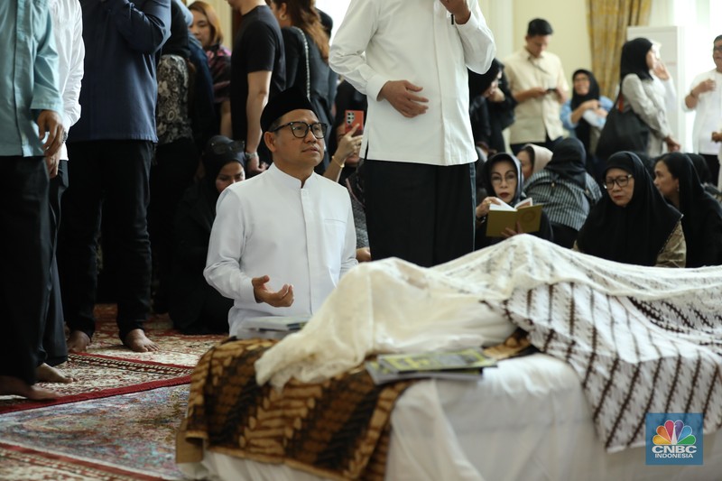 Petugas menata karangan bunga di kediaman almarhum Suryadharma Ali di Jl. Cipinang Cempedak I No.30, Cipinang Cempedak, Kecamatan Jatinegara, Kota Jakarta Timur, Kamis (31/7/2025). Petugas menata karangan bunga di kediaman almarhum Suryadharma Ali di Jl. Cipinang Cempedak I No.30, Cipinang Cempedak, Kecamatan Jatinegara, Kota Jakarta Timur, Kamis (31/7/2025). (CNBC Indonesia/Tri Susilo)