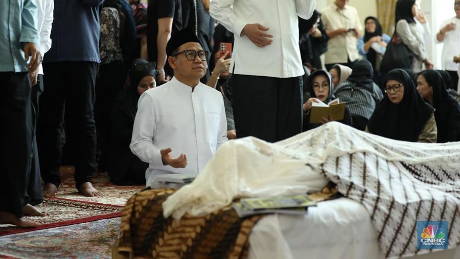 Petugas menata karangan bunga di kediaman almarhum Suryadharma Ali di Jl. Cipinang Cempedak I No.30, Cipinang Cempedak, Kecamatan Jatinegara, Kota Jakarta Timur, Kamis (31/7/2025). Petugas menata karangan bunga di kediaman almarhum Suryadharma Ali di Jl. Cipinang Cempedak I No.30, Cipinang Cempedak, Kecamatan Jatinegara, Kota Jakarta Timur, Kamis (31/7/2025). (CNBC Indonesia/Tri Susilo)