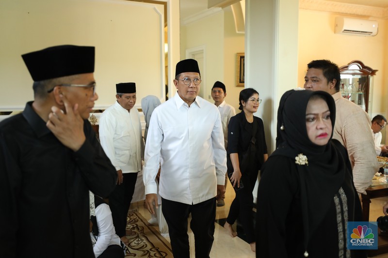 Petugas menata karangan bunga di kediaman almarhum Suryadharma Ali di Jl. Cipinang Cempedak I No.30, Cipinang Cempedak, Kecamatan Jatinegara, Kota Jakarta Timur, Kamis (31/7/2025). Petugas menata karangan bunga di kediaman almarhum Suryadharma Ali di Jl. Cipinang Cempedak I No.30, Cipinang Cempedak, Kecamatan Jatinegara, Kota Jakarta Timur, Kamis (31/7/2025). (CNBC Indonesia/Tri Susilo)