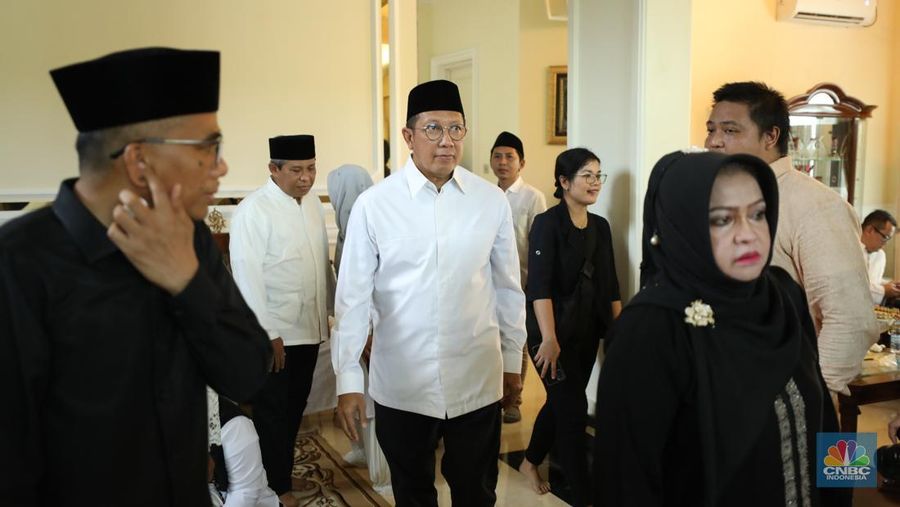 Petugas menata karangan bunga di kediaman almarhum Suryadharma Ali di Jl. Cipinang Cempedak I No.30, Cipinang Cempedak, Kecamatan Jatinegara, Kota Jakarta Timur, Kamis (31/7/2025). (CNBC Indonesia/Tri Susilo)