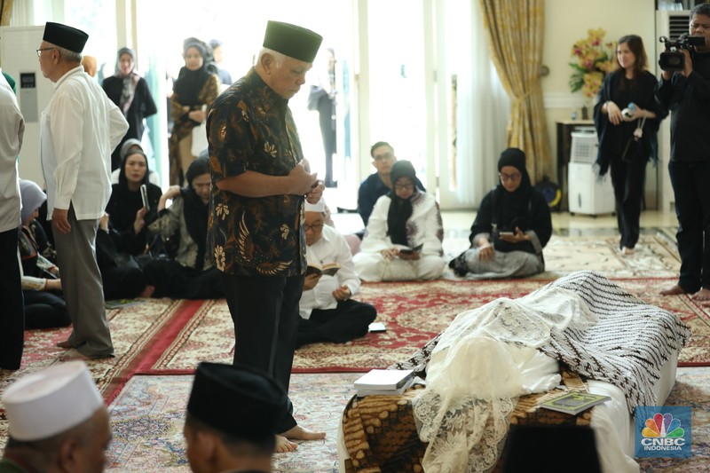 Petugas menata karangan bunga di kediaman almarhum Suryadharma Ali di Jl. Cipinang Cempedak I No.30, Cipinang Cempedak, Kecamatan Jatinegara, Kota Jakarta Timur, Kamis (31/7/2025). Petugas menata karangan bunga di kediaman almarhum Suryadharma Ali di Jl. Cipinang Cempedak I No.30, Cipinang Cempedak, Kecamatan Jatinegara, Kota Jakarta Timur, Kamis (31/7/2025). (CNBC Indonesia/Tri Susilo)