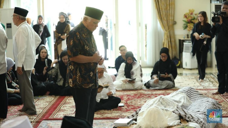Petugas menata karangan bunga di kediaman almarhum Suryadharma Ali di Jl. Cipinang Cempedak I No.30, Cipinang Cempedak, Kecamatan Jatinegara, Kota Jakarta Timur, Kamis (31/7/2025). (CNBC Indonesia/Tri Susilo)