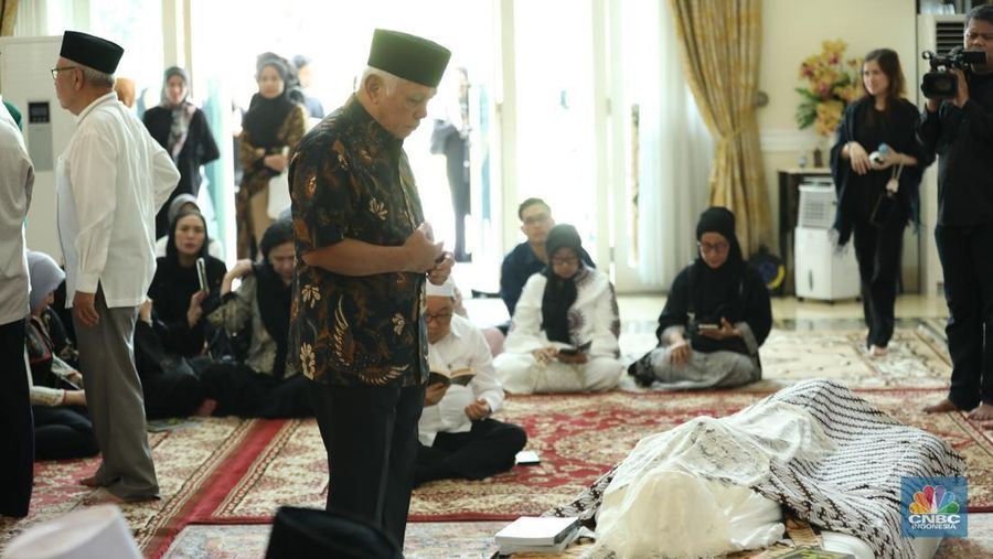 Petugas menata karangan bunga di kediaman almarhum Suryadharma Ali di Jl. Cipinang Cempedak I No.30, Cipinang Cempedak, Kecamatan Jatinegara, Kota Jakarta Timur, Kamis (31/7/2025). Petugas menata karangan bunga di kediaman almarhum Suryadharma Ali di Jl. Cipinang Cempedak I No.30, Cipinang Cempedak, Kecamatan Jatinegara, Kota Jakarta Timur, Kamis (31/7/2025). (CNBC Indonesia/Tri Susilo)