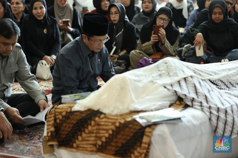 Petugas menata karangan bunga di kediaman almarhum Suryadharma Ali di Jl. Cipinang Cempedak I No.30, Cipinang Cempedak, Kecamatan Jatinegara, Kota Jakarta Timur, Kamis (31/7/2025). Petugas menata karangan bunga di kediaman almarhum Suryadharma Ali di Jl. Cipinang Cempedak I No.30, Cipinang Cempedak, Kecamatan Jatinegara, Kota Jakarta Timur, Kamis (31/7/2025). (CNBC Indonesia/Tri Susilo)