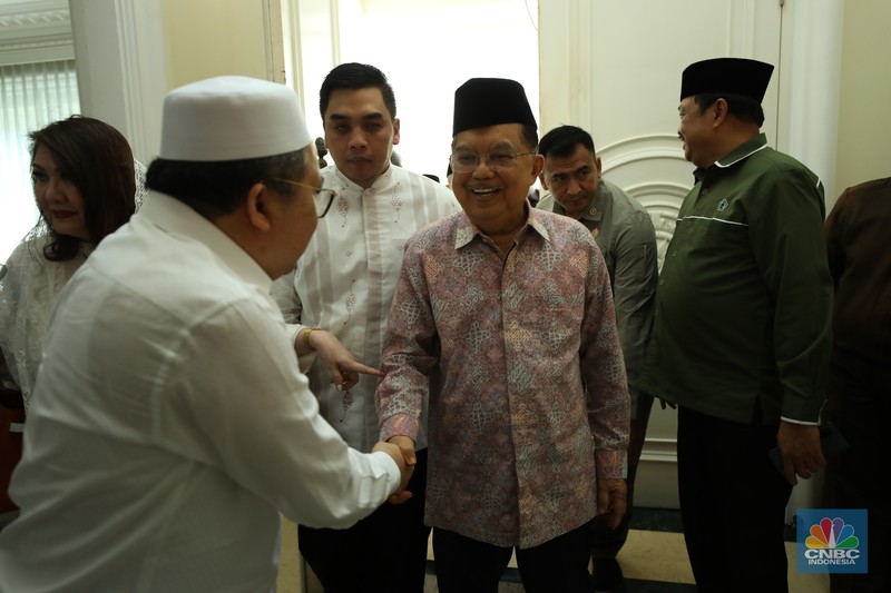 Petugas menata karangan bunga di kediaman almarhum Suryadharma Ali di Jl. Cipinang Cempedak I No.30, Cipinang Cempedak, Kecamatan Jatinegara, Kota Jakarta Timur, Kamis (31/7/2025). Petugas menata karangan bunga di kediaman almarhum Suryadharma Ali di Jl. Cipinang Cempedak I No.30, Cipinang Cempedak, Kecamatan Jatinegara, Kota Jakarta Timur, Kamis (31/7/2025). (CNBC Indonesia/Tri Susilo)