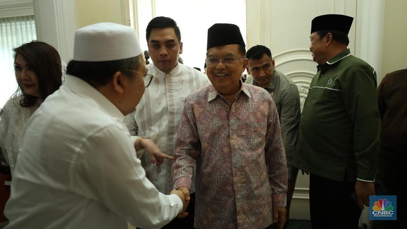 Petugas menata karangan bunga di kediaman almarhum Suryadharma Ali di Jl. Cipinang Cempedak I No.30, Cipinang Cempedak, Kecamatan Jatinegara, Kota Jakarta Timur, Kamis (31/7/2025). (CNBC Indonesia/Tri Susilo)