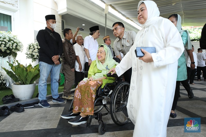 Petugas menata karangan bunga di kediaman almarhum Suryadharma Ali di Jl. Cipinang Cempedak I No.30, Cipinang Cempedak, Kecamatan Jatinegara, Kota Jakarta Timur, Kamis (31/7/2025). Petugas menata karangan bunga di kediaman almarhum Suryadharma Ali di Jl. Cipinang Cempedak I No.30, Cipinang Cempedak, Kecamatan Jatinegara, Kota Jakarta Timur, Kamis (31/7/2025). (CNBC Indonesia/Tri Susilo)