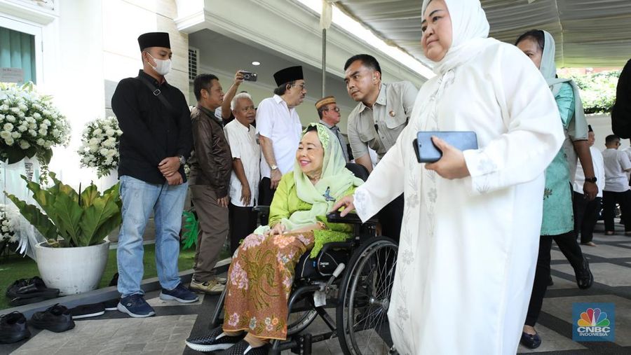 Petugas menata karangan bunga di kediaman almarhum Suryadharma Ali di Jl. Cipinang Cempedak I No.30, Cipinang Cempedak, Kecamatan Jatinegara, Kota Jakarta Timur, Kamis (31/7/2025). (CNBC Indonesia/Tri Susilo)