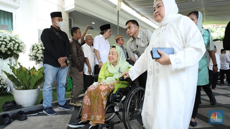 Petugas menata karangan bunga di kediaman almarhum Suryadharma Ali di Jl. Cipinang Cempedak I No.30, Cipinang Cempedak, Kecamatan Jatinegara, Kota Jakarta Timur, Kamis (31/7/2025). (CNBC Indonesia/Tri Susilo)