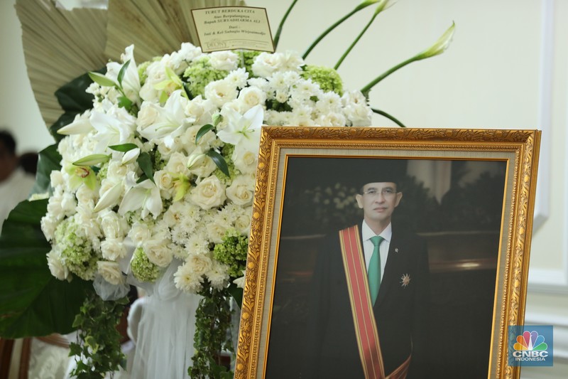 Petugas menata karangan bunga di kediaman almarhum Suryadharma Ali di Jl. Cipinang Cempedak I No.30, Cipinang Cempedak, Kecamatan Jatinegara, Kota Jakarta Timur, Kamis (31/7/2025). Petugas menata karangan bunga di kediaman almarhum Suryadharma Ali di Jl. Cipinang Cempedak I No.30, Cipinang Cempedak, Kecamatan Jatinegara, Kota Jakarta Timur, Kamis (31/7/2025). (CNBC Indonesia/Tri Susilo)
