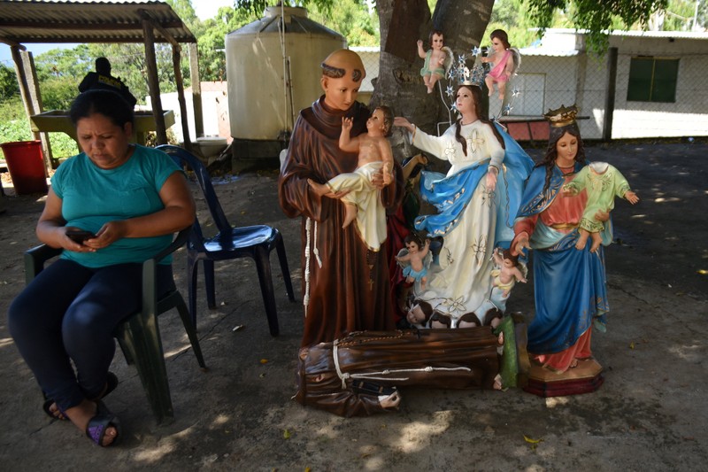 Seorang wanita dan seorang anak berjalan di samping puing-puing bangunan yang rusak setelah gempa bumi, di Comapa, Jutiapa, Guatemala, 30 Juli 2025. (REUTERS/Cristina Chiquin)