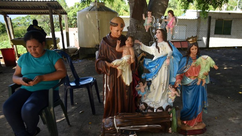 Seorang wanita dan seorang anak berjalan di samping puing-puing bangunan yang rusak setelah gempa bumi, di Comapa, Jutiapa, Guatemala, 30 Juli 2025. (REUTERS/Cristina Chiquin)