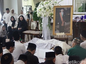 Video: Suasana Haru Selimuti Rumah Duka Eks Menag Suryadharma Ali