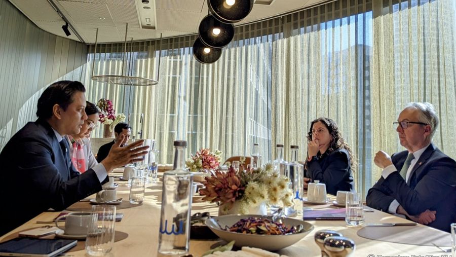Wakil Menteri Keuangan Thomas Djiwandono melakukan pertemuan strategis dengan Nicholas Moore, Utusan Khusus Perdana Menteri Australia untuk Asia Tenggara, pada Senin (28/7) di kantor pusat Macquarie Bank, Sydney. (Dok. Kemenkeu)