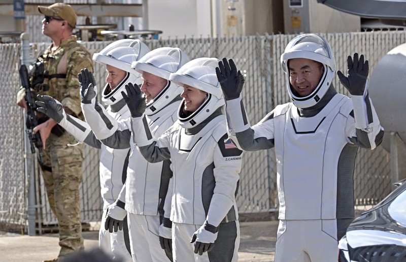Anggota kru SpaceX Crew-11 NASA berjalan dari Gedung Operasi dan Checkout di Kennedy Space Center untuk transportasi ke Kompleks Peluncuran 39-A, Rabu (31/7/2025). (REUTERS/Steve Nesius) Anggota kru SpaceX Crew-11 NASA berjalan dari Gedung Operasi dan Checkout di Kennedy Space Center untuk transportasi ke Kompleks Peluncuran 39-A, Rabu (31/7/2025). (REUTERS/Steve Nesius)