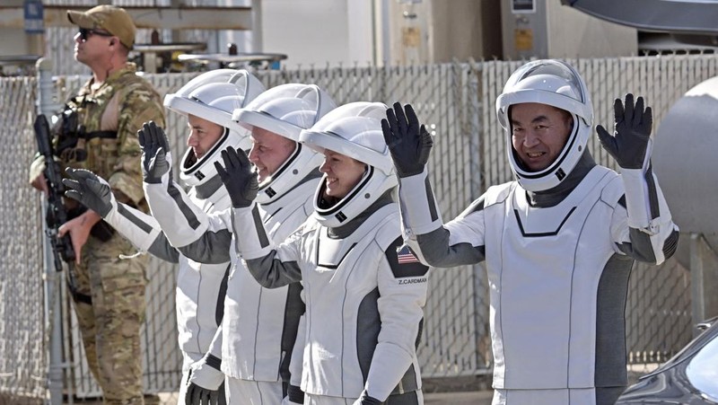 Anggota kru SpaceX Crew-11 NASA berjalan dari Gedung Operasi dan Checkout di Kennedy Space Center untuk transportasi ke Kompleks Peluncuran 39-A, Rabu (31/7/2025). (REUTERS/Steve Nesius)