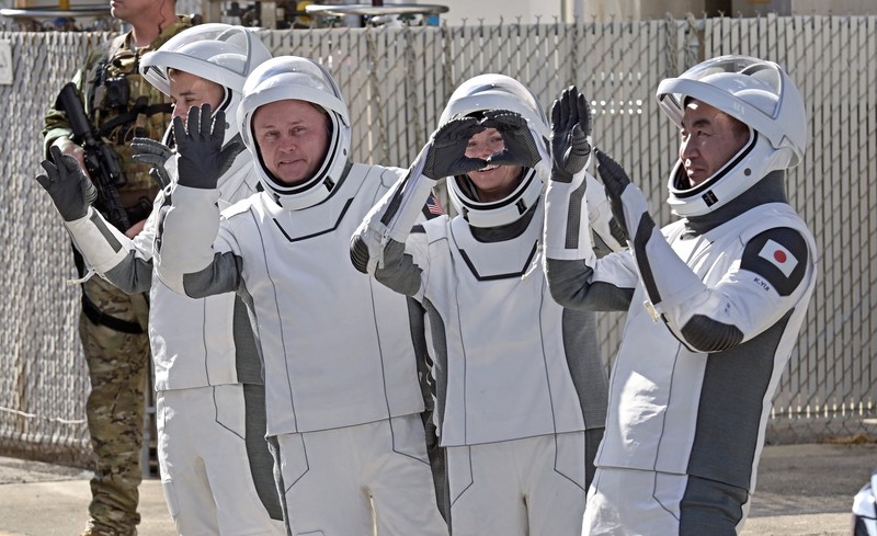 Anggota kru SpaceX Crew-11 NASA berjalan dari Gedung Operasi dan Checkout di Kennedy Space Center untuk transportasi ke Kompleks Peluncuran 39-A, Rabu (31/7/2025). (REUTERS/Steve Nesius) Anggota kru SpaceX Crew-11 NASA berjalan dari Gedung Operasi dan Checkout di Kennedy Space Center untuk transportasi ke Kompleks Peluncuran 39-A, Rabu (31/7/2025). (REUTERS/Steve Nesius)