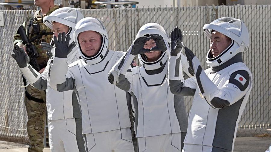 Anggota kru SpaceX Crew-11 NASA berjalan dari Gedung Operasi dan Checkout di Kennedy Space Center untuk transportasi ke Kompleks Peluncuran 39-A, Rabu (31/7/2025). (REUTERS/Steve Nesius)