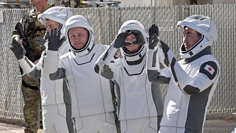 Anggota kru SpaceX Crew-11 NASA berjalan dari Gedung Operasi dan Checkout di Kennedy Space Center untuk transportasi ke Kompleks Peluncuran 39-A, Rabu (31/7/2025). (REUTERS/Steve Nesius)
