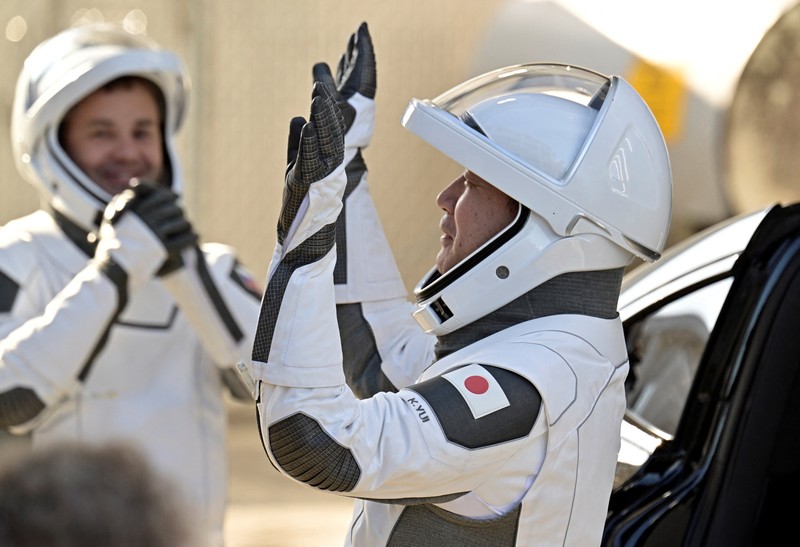 Anggota kru SpaceX Crew-11 NASA berjalan dari Gedung Operasi dan Checkout di Kennedy Space Center untuk transportasi ke Kompleks Peluncuran 39-A, Rabu (31/7/2025). (REUTERS/Steve Nesius) Anggota kru SpaceX Crew-11 NASA berjalan dari Gedung Operasi dan Checkout di Kennedy Space Center untuk transportasi ke Kompleks Peluncuran 39-A, Rabu (31/7/2025). (REUTERS/Steve Nesius)