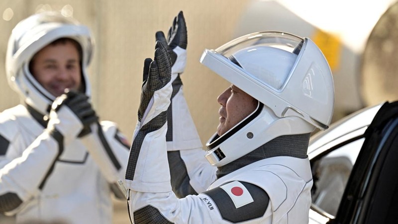 Anggota kru SpaceX Crew-11 NASA berjalan dari Gedung Operasi dan Checkout di Kennedy Space Center untuk transportasi ke Kompleks Peluncuran 39-A, Rabu (31/7/2025). (REUTERS/Steve Nesius)