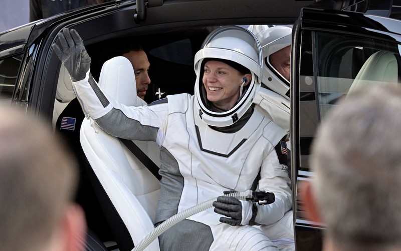 Anggota kru SpaceX Crew-11 NASA berjalan dari Gedung Operasi dan Checkout di Kennedy Space Center untuk transportasi ke Kompleks Peluncuran 39-A, Rabu (31/7/2025). (REUTERS/Steve Nesius) Anggota kru SpaceX Crew-11 NASA berjalan dari Gedung Operasi dan Checkout di Kennedy Space Center untuk transportasi ke Kompleks Peluncuran 39-A, Rabu (31/7/2025). (REUTERS/Steve Nesius)