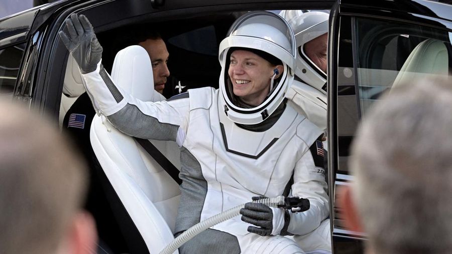 Anggota kru SpaceX Crew-11 NASA berjalan dari Gedung Operasi dan Checkout di Kennedy Space Center untuk transportasi ke Kompleks Peluncuran 39-A, Rabu (31/7/2025). (REUTERS/Steve Nesius)