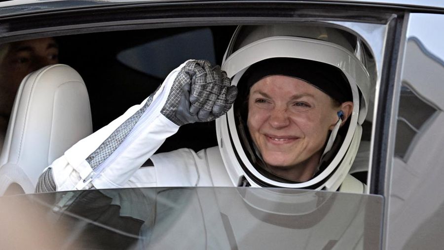 Anggota kru SpaceX Crew-11 NASA berjalan dari Gedung Operasi dan Checkout di Kennedy Space Center untuk transportasi ke Kompleks Peluncuran 39-A, Rabu (31/7/2025). (REUTERS/Steve Nesius)