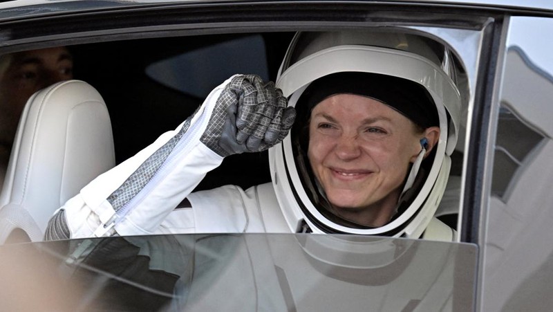 Anggota kru SpaceX Crew-11 NASA berjalan dari Gedung Operasi dan Checkout di Kennedy Space Center untuk transportasi ke Kompleks Peluncuran 39-A, Rabu (31/7/2025). (REUTERS/Steve Nesius)