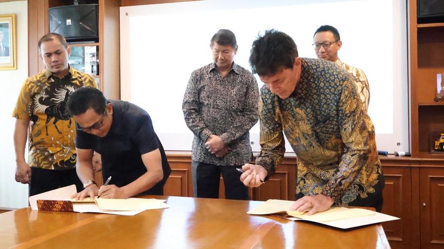 Direktur Utama Arsari Group Hashim S. Djojohadikusumo, Wakil Direktur Utama PT ITCI Kartika Utama Aryo P. S. Djojohadikusumo, Direktur Utama PT Arsari Tirta Pradana Willie Smits, dan Walikota Balipapan Rahmad Mas'ud resmi menjalin kerja sama strategis dengan Pemerintah Kota Balikpapan guna memastikan pasokan air bersih yang berkelanjutan bagi masyarakat. (Dok. Asari Group)