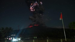 Gunung Lewotobi Laki-laki Meletus Malam Ini, Dipicu Akumulasi Gas 2 Minggu