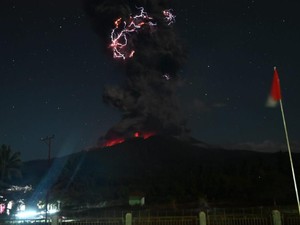 Gunung Lewotobi Laki-laki Meletus Malam Ini, Dipicu Akumulasi Gas 2 Minggu