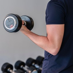 Mencapai Berat Badan Ideal: Pilih Kardio atau Latihan Beban?