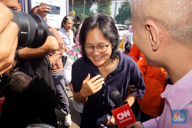Massa pendukung Tom Lembong bersiap menyambut pembebasan di Rutan Cipinang, Jakarta Timur, Jumat (1/8/2025) sehari usai Presiden Prabowo Subianto memberikan abolisi terhadap Tom Lembong yang divonis 4,5 tahun dalam kasus impor gula. Massa pendukung Tom Lembong bersiap menyambut pembebasan di Rutan Cipinang, Jakarta Timur, Jumat (1/8/2025) sehari usai Presiden Prabowo Subianto memberikan abolisi terhadap Tom Lembong yang divonis 4,5 tahun dalam kasus impor gula. (CNBC Indonesia/Muhammad Sabki)