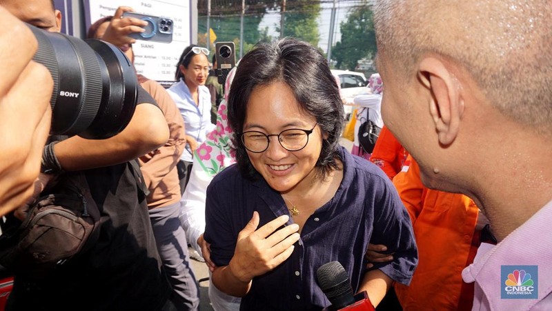 Massa pendukung Tom Lembong bersiap menyambut pembebasan di Rutan Cipinang, Jakarta Timur, Jumat (1/8/2025) sehari usai Presiden Prabowo Subianto memberikan abolisi terhadap Tom Lembong yang divonis 4,5 tahun dalam kasus impor gula. (CNBC Indonesia/Muhammad Sabki)