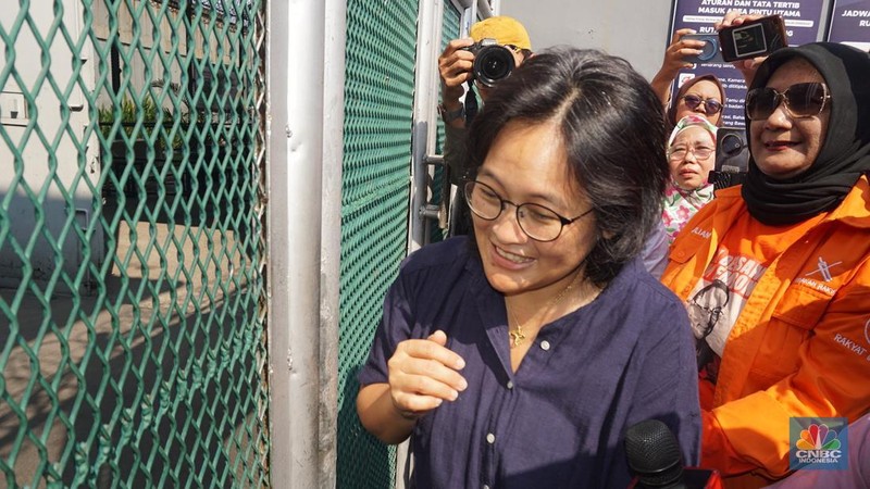Massa pendukung Tom Lembong bersiap menyambut pembebasan di Rutan Cipinang, Jakarta Timur, Jumat (1/8/2025) sehari usai Presiden Prabowo Subianto memberikan abolisi terhadap Tom Lembong yang divonis 4,5 tahun dalam kasus impor gula. (CNBC Indonesia/Muhammad Sabki)