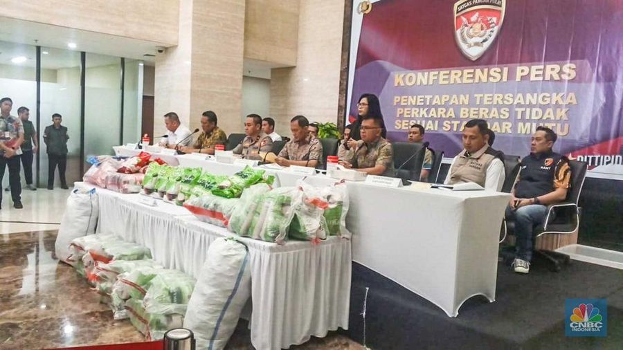 Konferensi pers penetapan tersangka perkara beras tidak sesuai mutu di Bareskrim Polri, Jakarta, Jumat (1/8/2025). (CNBC Indonesia/Robertus Andrianto)