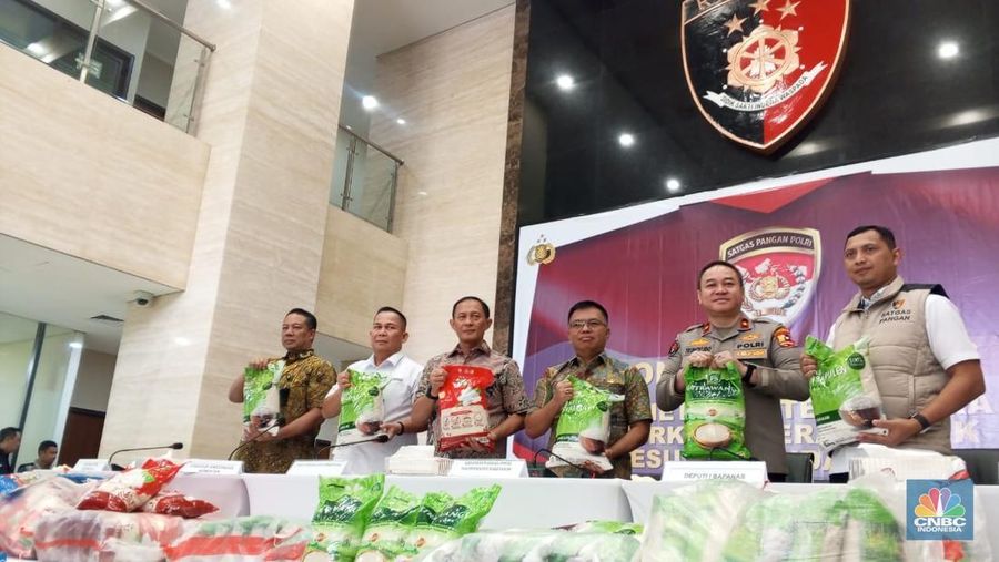 Konferensi pers penetapan tersangka perkara beras tidak sesuai mutu di Bareskrim Polri, Jakarta, Jumat (1/8/2025). (CNBC Indonesia/Robertus Andrianto)