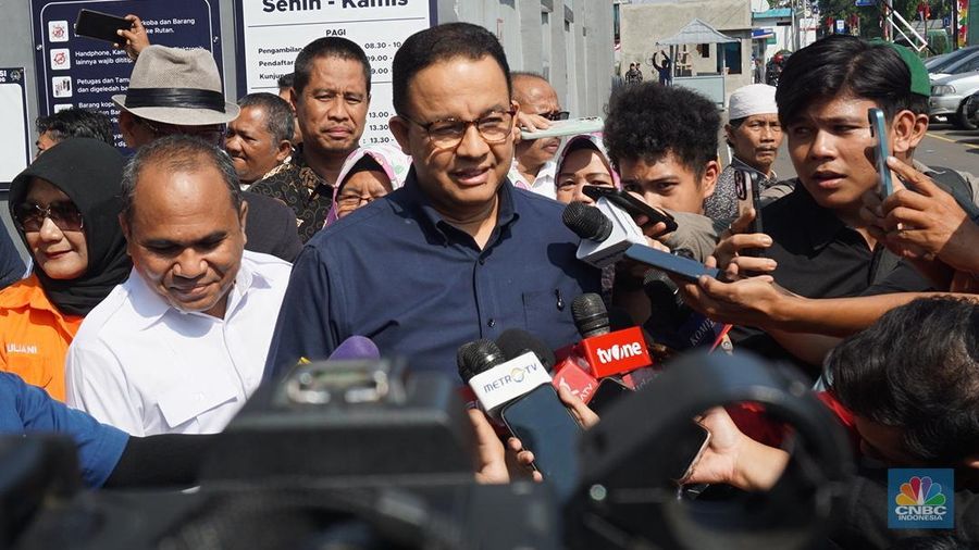 Massa pendukung Tom Lembong bersiap menyambut pembebasan di Rutan Cipinang, Jakarta Timur, Jumat (1/8/2025) sehari usai Presiden Prabowo Subianto memberikan abolisi terhadap Tom Lembong yang divonis 4,5 tahun dalam kasus impor gula. (CNBC Indonesia/Muhammad Sabki)