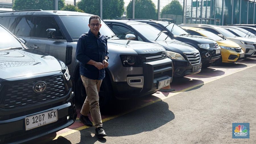 Massa pendukung Tom Lembong bersiap menyambut pembebasan di Rutan Cipinang, Jakarta Timur, Jumat (1/8/2025) sehari usai Presiden Prabowo Subianto memberikan abolisi terhadap Tom Lembong yang divonis 4,5 tahun dalam kasus impor gula. (CNBC Indonesia/Muhammad Sabki)